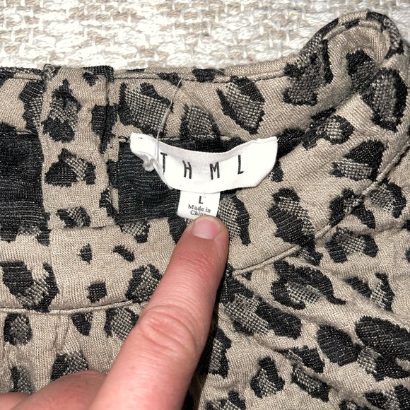 Cheetah flutter sleeve blouse - Picture 4 of 4